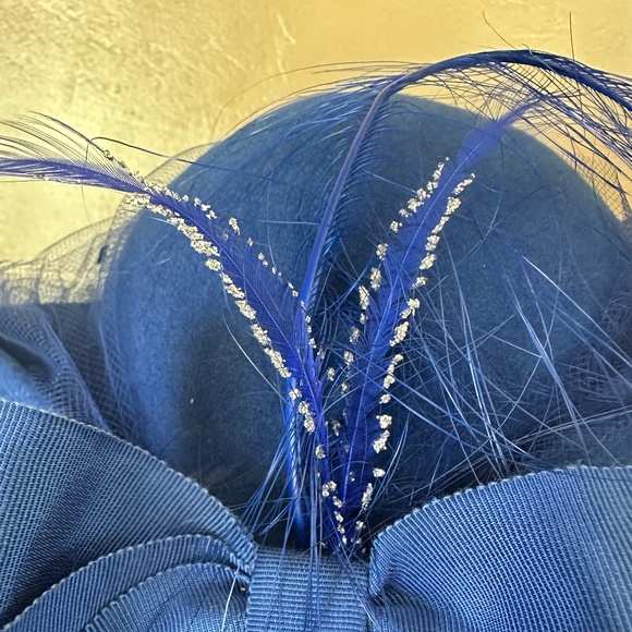 LUMINOUS 1960s\' BLUE FELT FEDORA + BOW, EMBELLISHED FEATHERS & SEQUINED VEILING main image 10